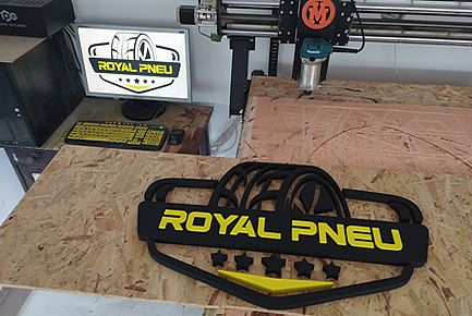 Podsvietené logo z plastu a prexiskla