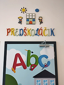 Polep dveri a napis zplastu